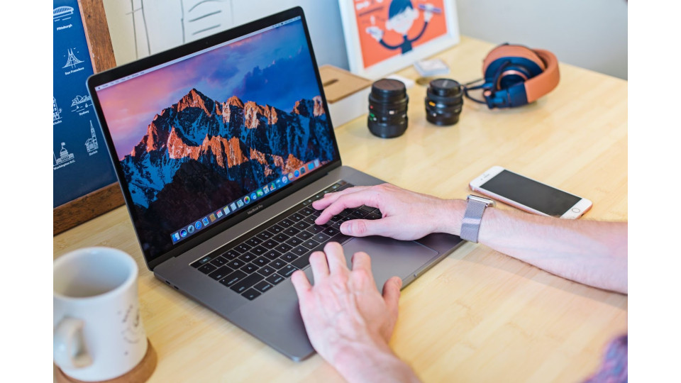 Comment réparer les touches collantes sur un MacBook